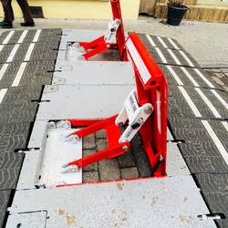 Protección para parar posibles locos que suelen atropellar a la gente en estas ocasiones