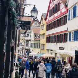 Las calles antiguas se llenan de música y sonrisas.