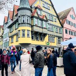 Casitas medievales, luces y chocolate caliente: pura magia.