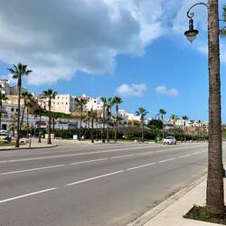 Die 6-spurige Straße trennt den Hafen Bereich von der City