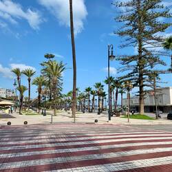 Ohne Ampeln wird hier die Straße gequert