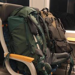 Zu zweit im Zug, sechs Plätze belegt.