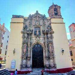 Reich geschmücktes Portal der Iglesia
