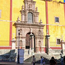 ... mit schönem Portal ...