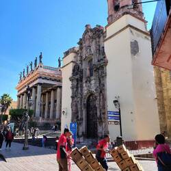 Wir nähern uns der Iglesia de San Diego und dem Teatro Juárez ...