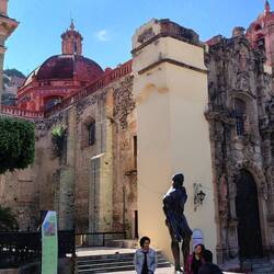 Ein Blick um die Ecke lässt den Restaurierungsaufwand erahnen.