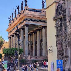 Das Teatro Juárez von 1903, klassizistischer Prachtbau, schreibt Dumont ...