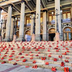 ... gerade ist eine "Rote Schuhe" Installation zu bewundern ...