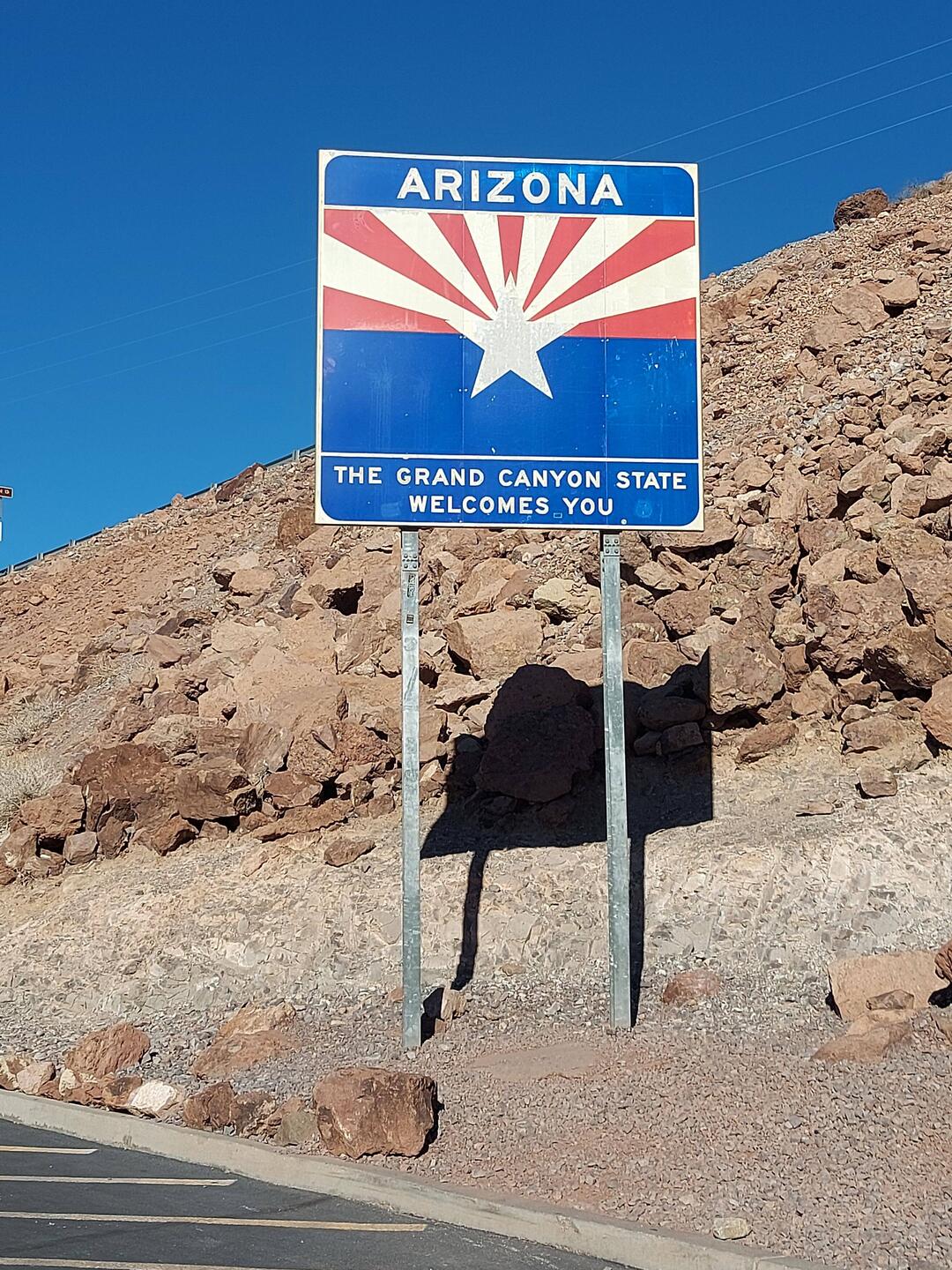 Direkt nach der Staumauer begrüßt ein Arizona Schild.