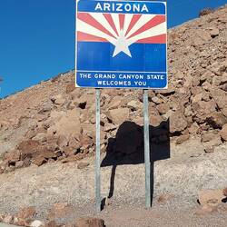 Direkt nach der Staumauer begrüßt ein Arizona Schild.