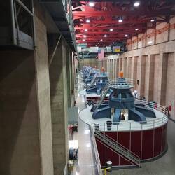 Die Turbinen und nur zwei (oder drei ?) leuchten.