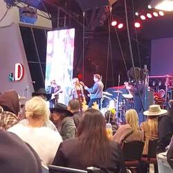 Die Leute sind schon breit, Musik ist egal. Schade für die Künstler.