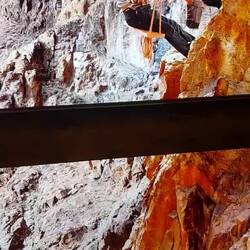 Cool gemacht, so hingen die Arbeiter im Fels.