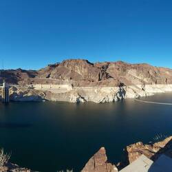 Links Mauer, rechts eingefaßter Colorado River.