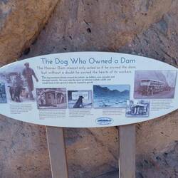 Da gab es wohl einen Hund der beim Bau immer dabei war.