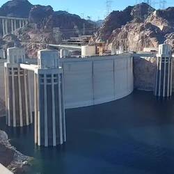 Das Wasser läuft über die vier Türme zu den Turbinen.