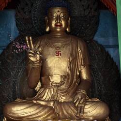 Im Buddhismus ist das Hakenkreuz ein uraltes Symbol für Glück, Langlebigkeit und Unendlichkeit