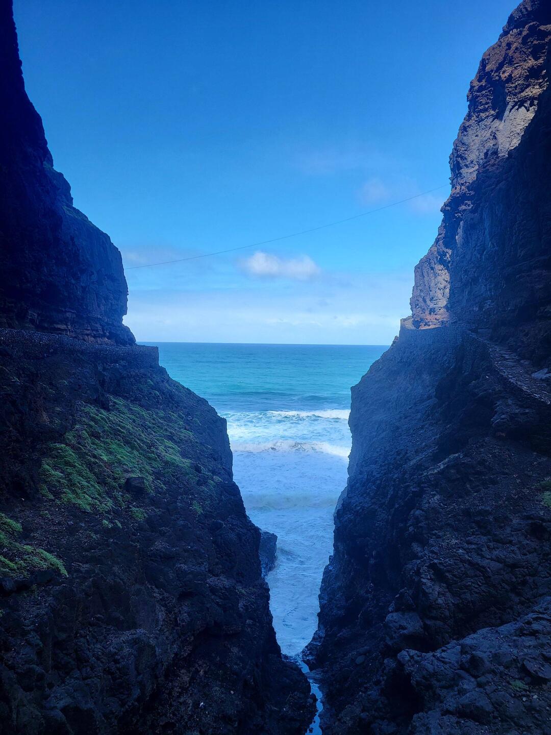 Groß ist der Bogen um diese Bucht.
