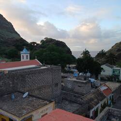 Vom Dach des Hostels haben wir Meerblick.