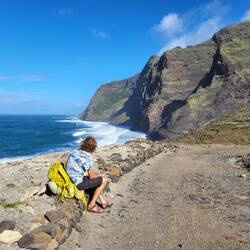 Das Gelände flacht ab.
