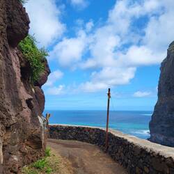 Die hohen Berge schützen uns vor der Sonne.