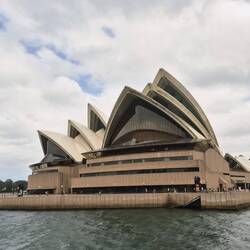 Ausfahrt an der Oper vorbei