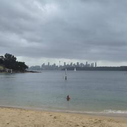 Schwimmen mit Skyline im Hintergrund