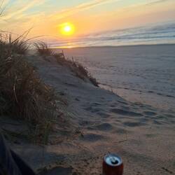 Sundowner, heute mal ohne Anhang - dafür findet Nox im Camper das nicht weggeräumte 🍞