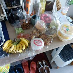 Unsere Einkäufe: diverse Snacks, frisches Obst, fertige Curries