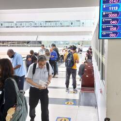 Vor dem Bürotrakt ist man eifrig beim Ausfüllen der nötigen Formulare