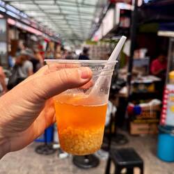 Mote con huesillos (süßer Pfirsichnektar, gekochte Weizengraupen und 1 getrockneter 🍑