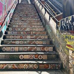 Aufzug kaputt, na dann schleppen wir uns mit Gepäck nach oben