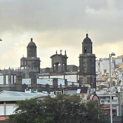 ... auf den Weg in den Süden erhaschen wir einen Blick auf die Kathedrale von Las Palmas ...