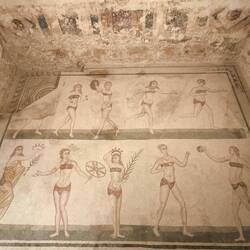 Bikini-Mädchen beim Ball spielen