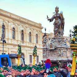48 Männer tragen die Statue