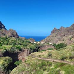 Die Schlucht ist durchquert, wir sehen unser Dorf auf der anderen Seite.