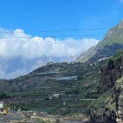 Man beachte, ganz hinted auf den Bergzpitzen liegt etwas Schnee
