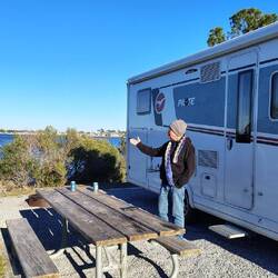 schöner Stellplatz mit Seeblick- für Begrüßungsbier reicht die Sonne noch. Dann wird es kalt