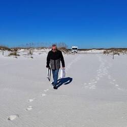 Kaffee und etwas zu knabbern kommt