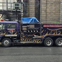 Und die Feuerwehr steht überall einsatzbereit.