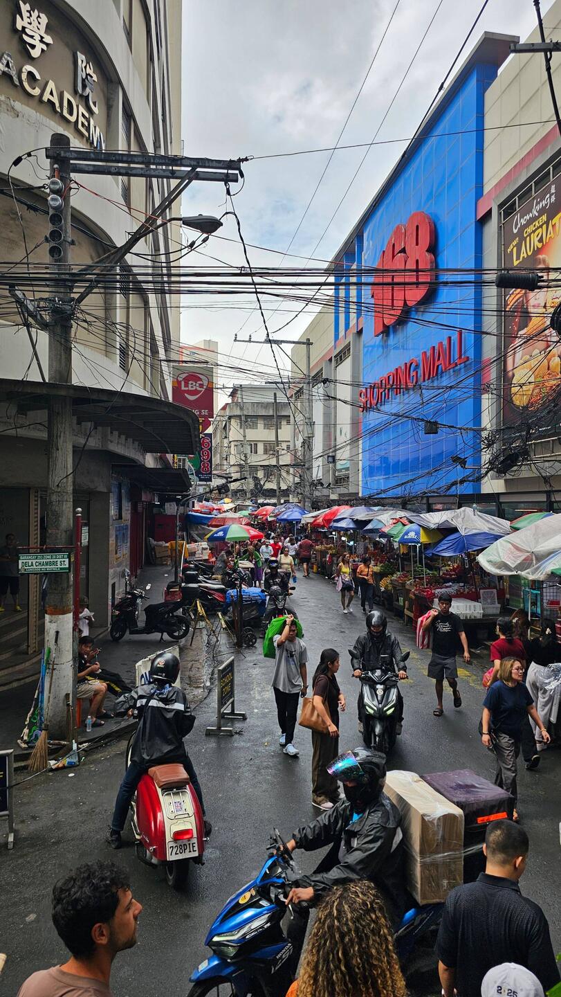 Chaos. Das Mädl mit der braunen Tasche ist unser Guide.