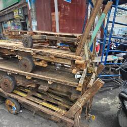 Schaut aus wie der erste Bob beim Film Cool Runnings mit der ersten Jamaikaniaschen Bobmannschaft.