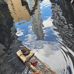 Was macht er da. Wenn ich hier meinen Zeh eintauche ist er sicher weg. Für immer.