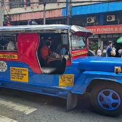 Jeepneys - haben die Amis nach ihrem Abzug von den Philippinen zurückgelassen.
