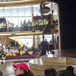 Sicherheitsübung der Crew: Evakuierung des Theaters