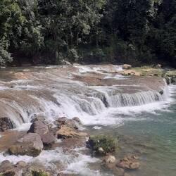 Oder vielleicht doch einfach nur regelmäßig vom Wasser ausgewaschen.