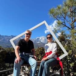 Wir vorm 5596 m hohen Yulongxueshan