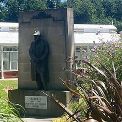 Queen Vicky in white marble while poor George V gets bronze in the shade!