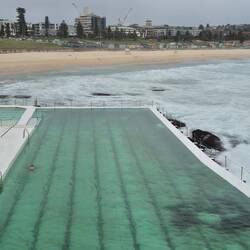 Wenig los am Strand und im Schwimmbecken