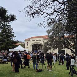 Dafür viel Presse und außen herum noch mehr Polizei